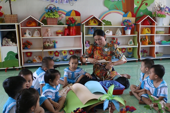 Thiếu tá QNCN Trần Thị Lệ Giang làm đồ dùng, đồ chơi cho trẻ.